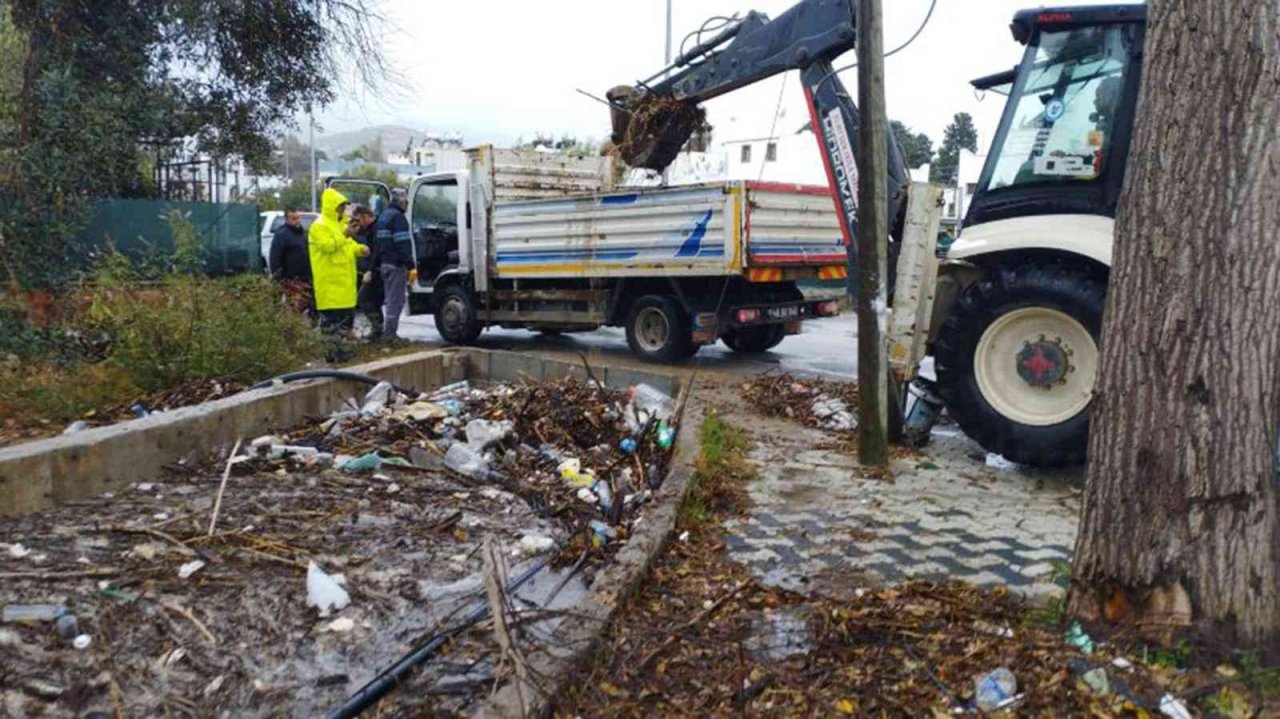 Sağanak yağışta Büyükşehir ekipleri teyakkuzda