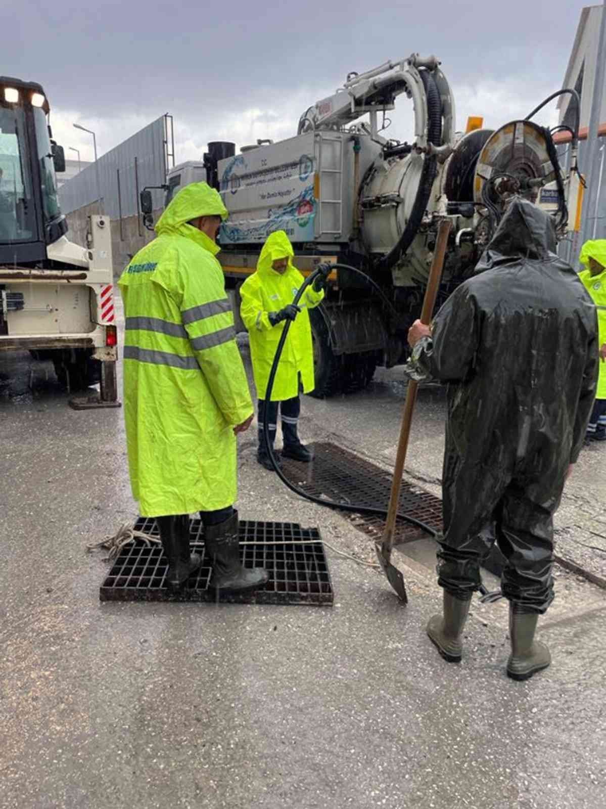 Sağanak yağışta Büyükşehir ekipleri teyakkuzda
