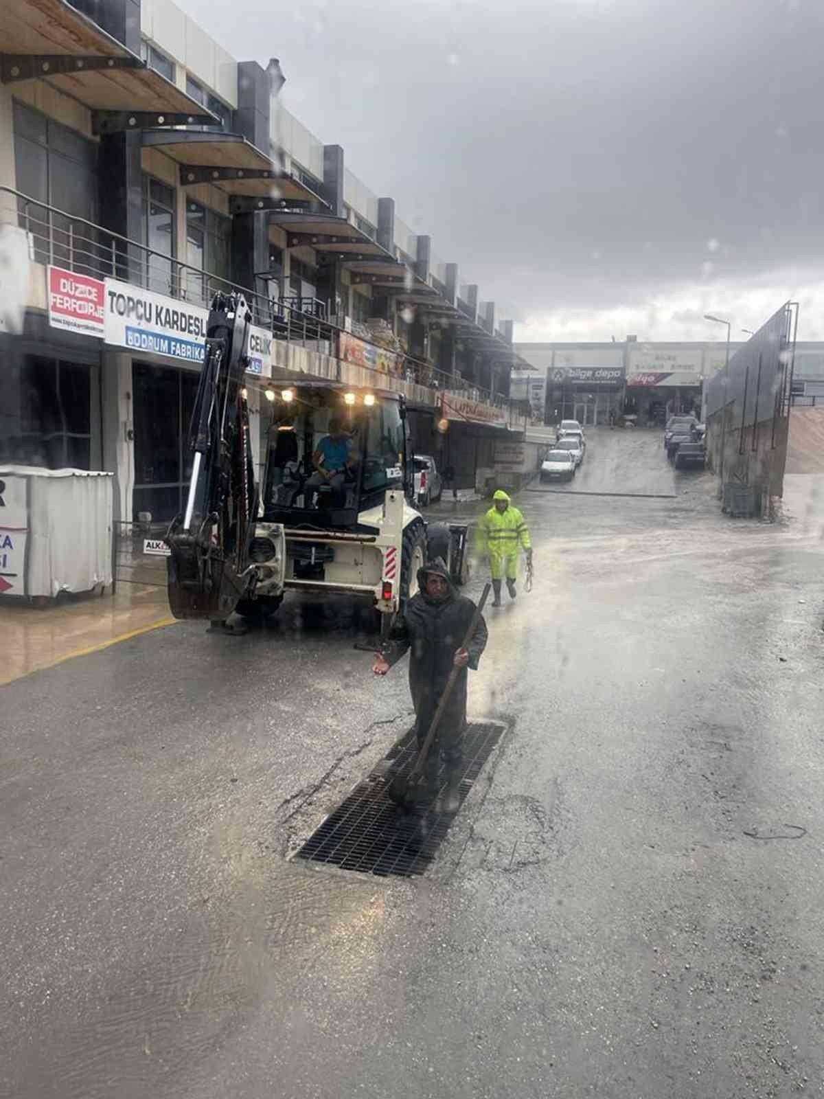 Sağanak yağışta Büyükşehir ekipleri teyakkuzda