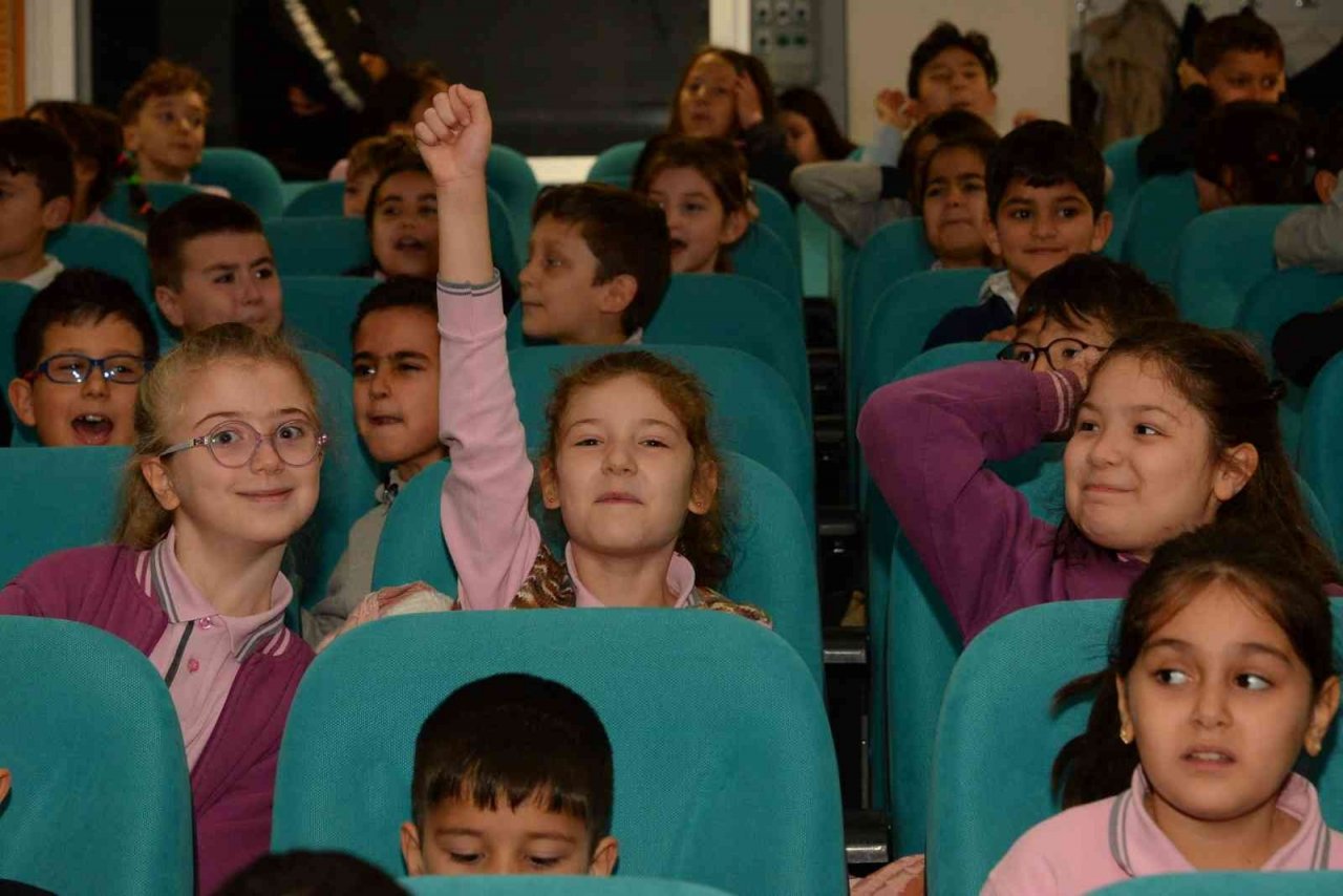 Bozüyük’te ’Kostüm Odası’ adlı çocuk oyunu sergilendi