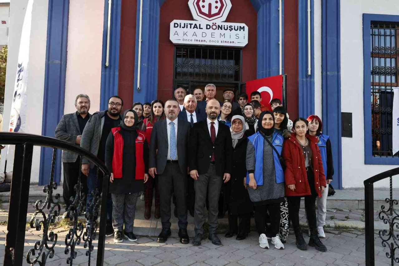 Sincan Belediye Başkanı Ercan, ‘Dijital Dönüşüm Akademisi’nin açılışını yaptı