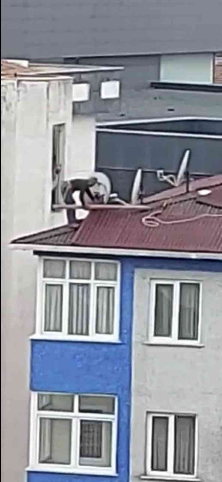 Mecidiyeköy’de çatıda yürekleri ağza getiren çalışma kamerada