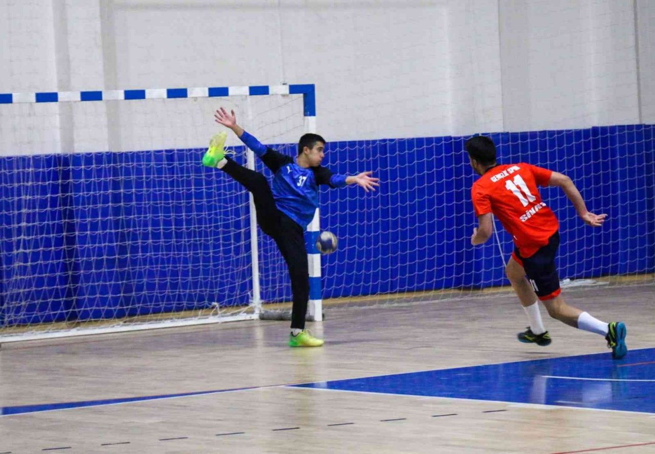 Okullar hentbolda yarışıyor