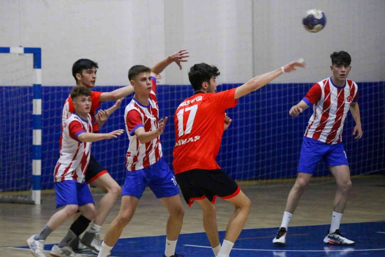 Okullar hentbolda yarışıyor