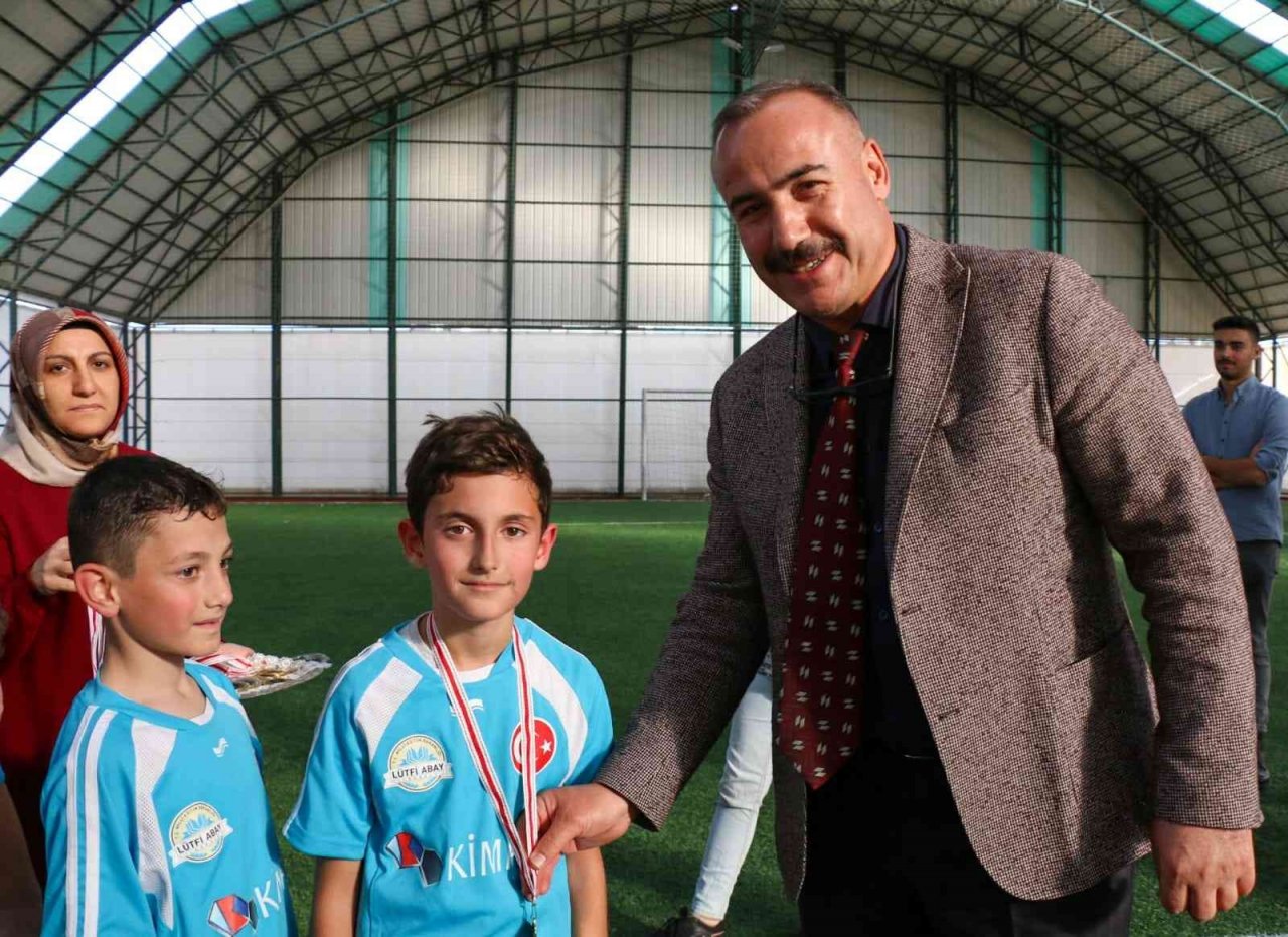 Vefat eden öğretmen anısına futbol turnuvası