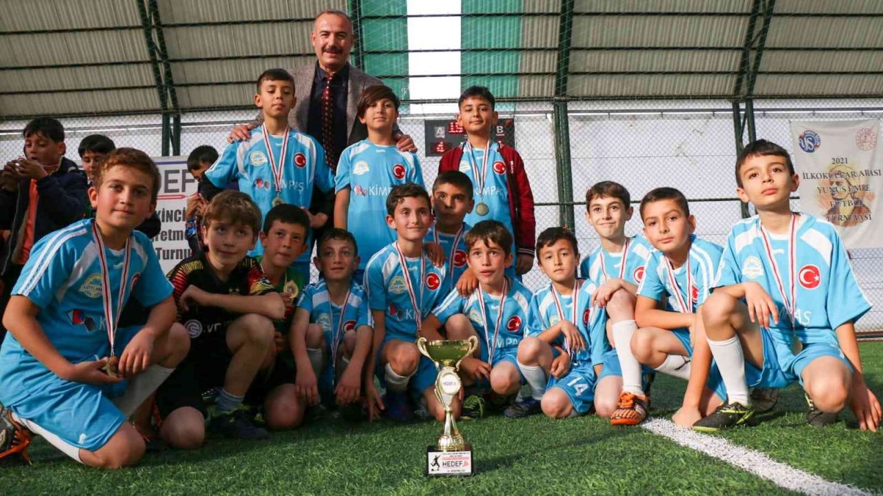 Vefat eden öğretmen anısına futbol turnuvası