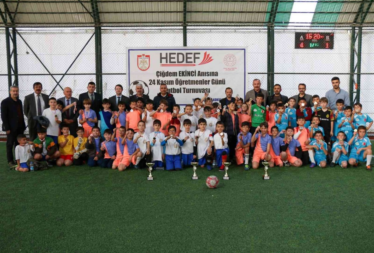 Vefat eden öğretmen anısına futbol turnuvası