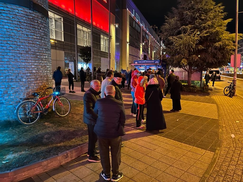 Zam söylentisi uzun kuyruklar oluşturdu