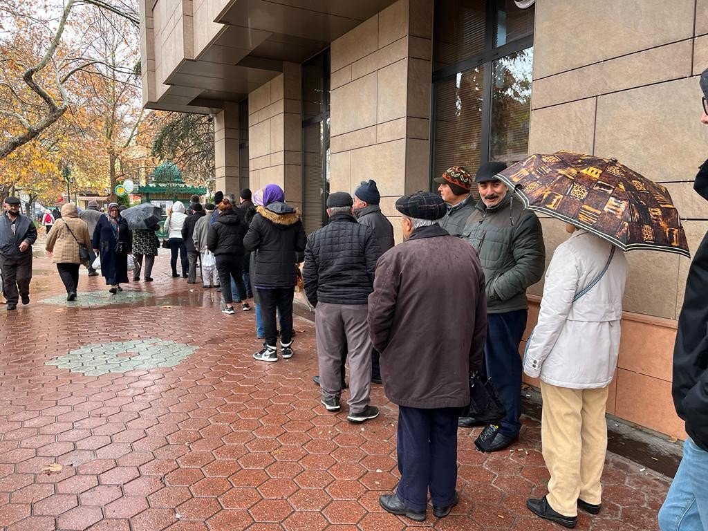 Zam söylentisi uzun kuyruklar oluşturdu