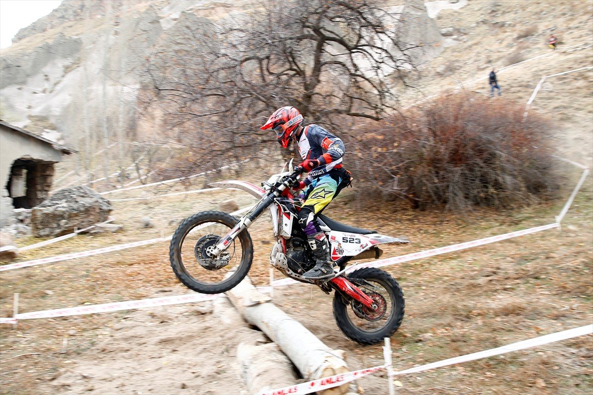 Bilecikli motosiklet tutkunu, Türkiye Enduro ve ATV Şampiyonası’nda Türkiye Şampiyonu oldu