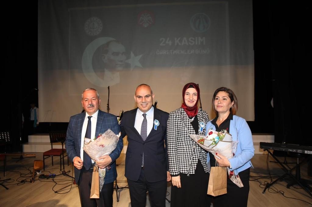 Niğde Valisi öğretmeninin gününü kutladı