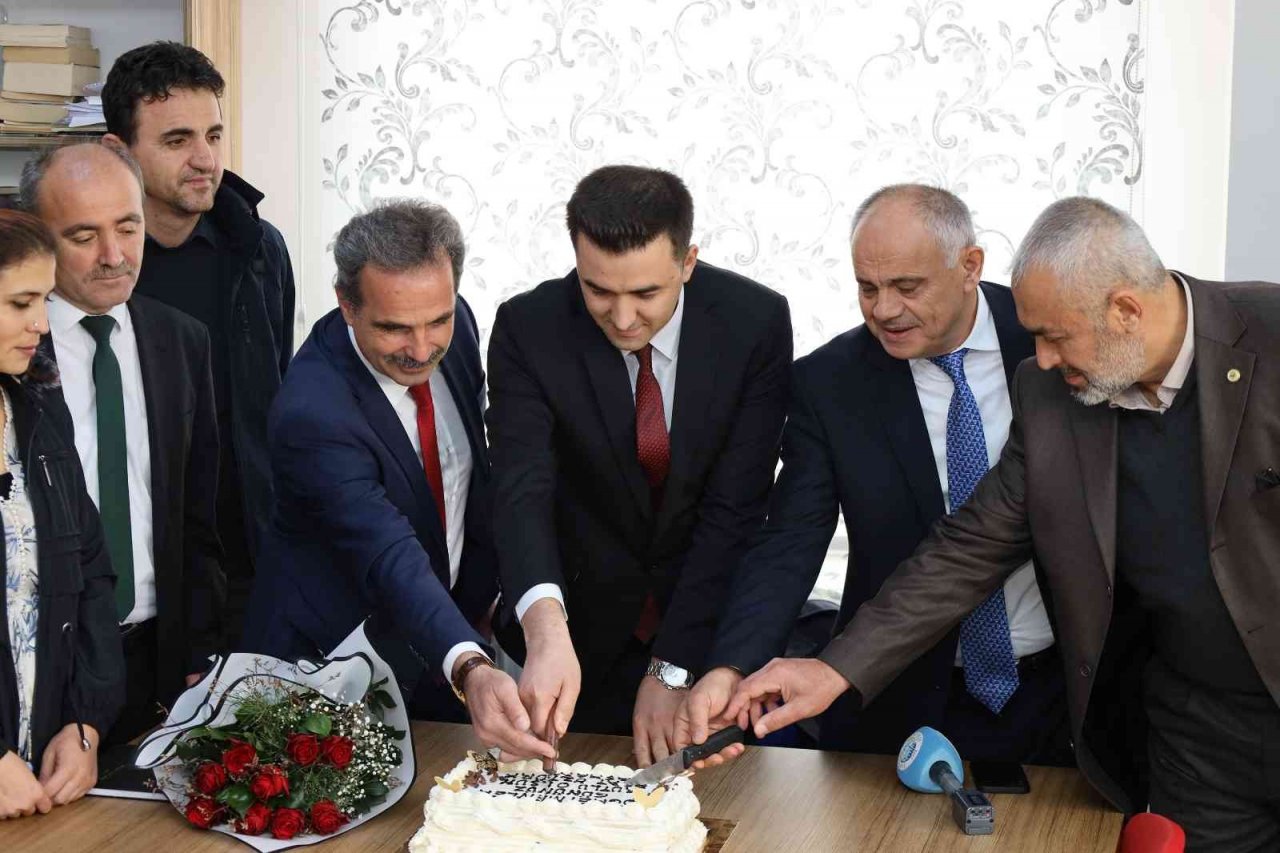 Başkan Öztürk’ten öğretmenlere pastalı kutlama