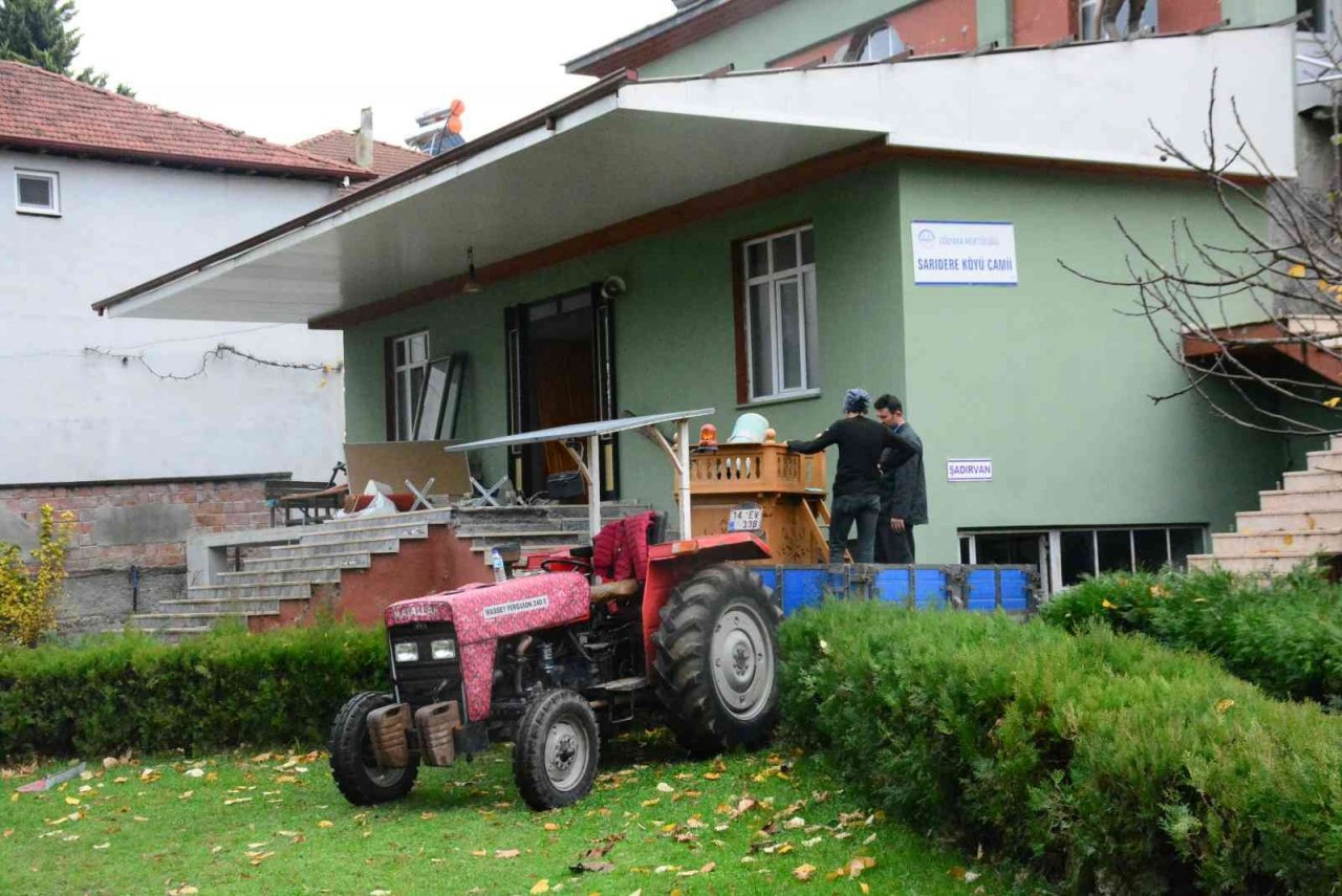 Depremde hasar gören caminin yıkılmasına karar verildi