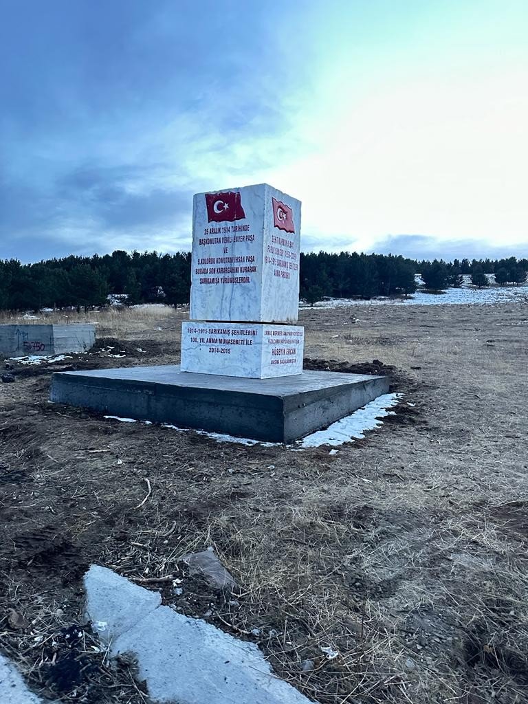 Muğla’da hazırlanan 35 tonluk mermer kaide Sarıkamış Şehitleri’nin yürüyüşe başladığı alana dikildi