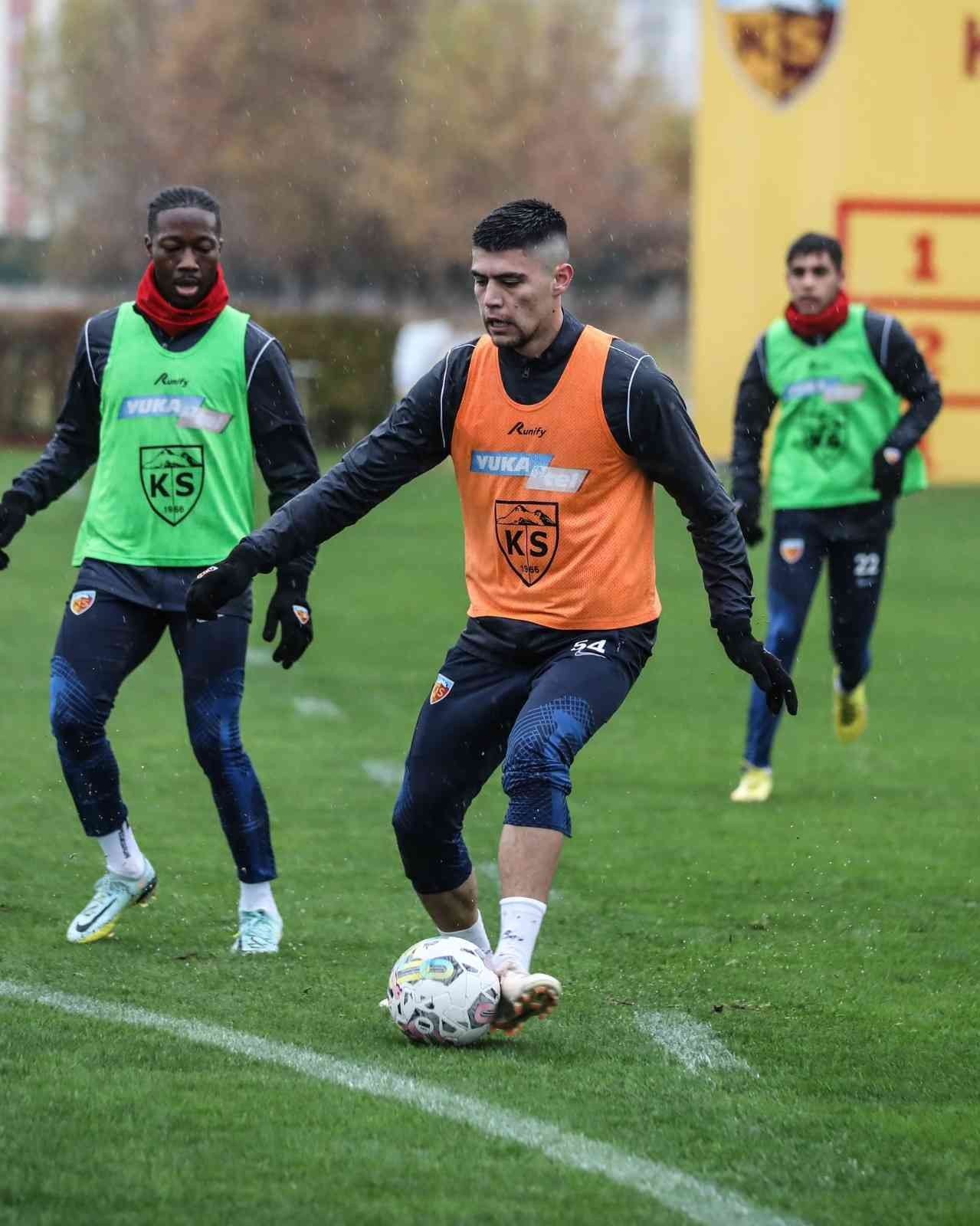 Kayserispor günü çift idmanla tamamladı