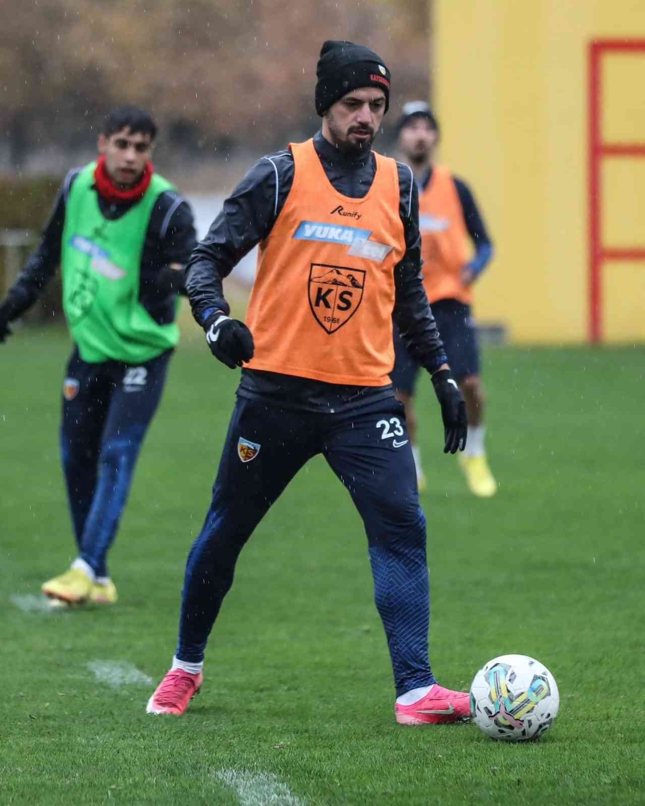 Kayserispor günü çift idmanla tamamladı