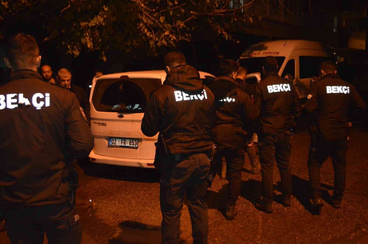 Motosiklet çalmak isteyen şahıslar bekçilere yakalandı