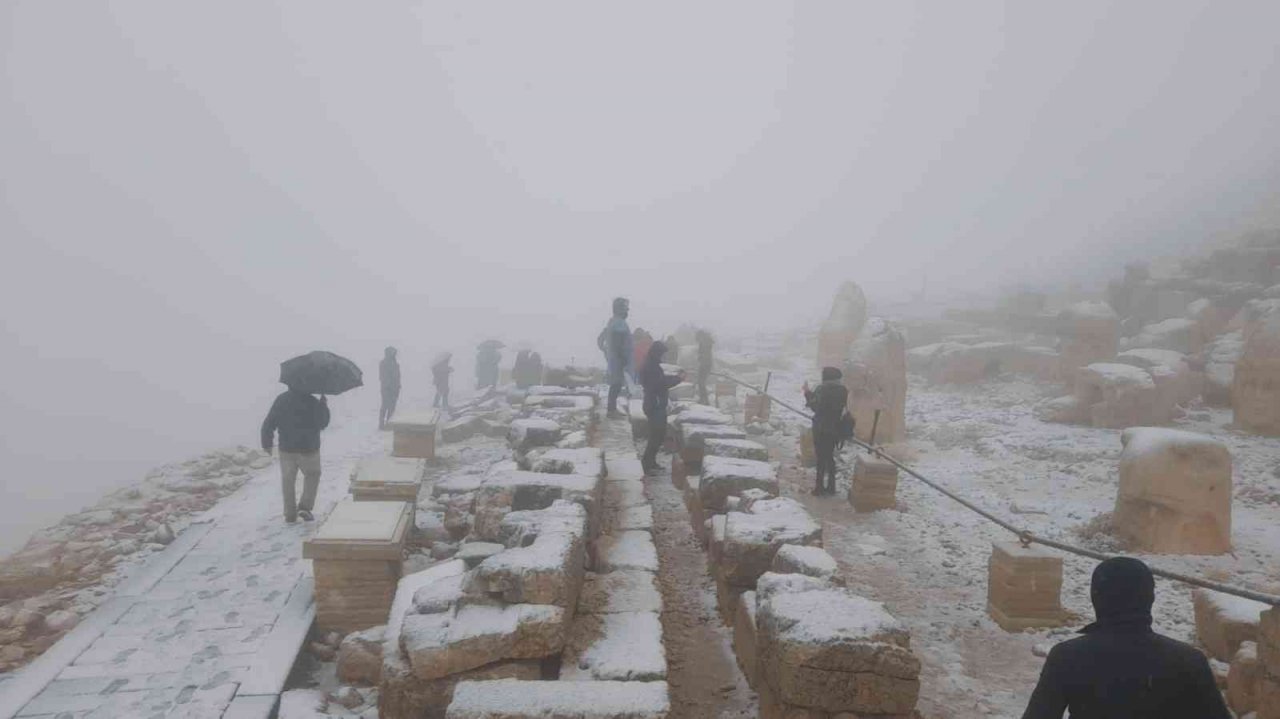 Nemrut Dağı’nda kar yağışı başladı