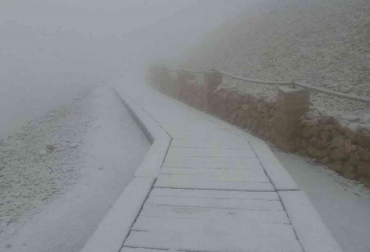 Nemrut Dağı’nda kar yağışı başladı