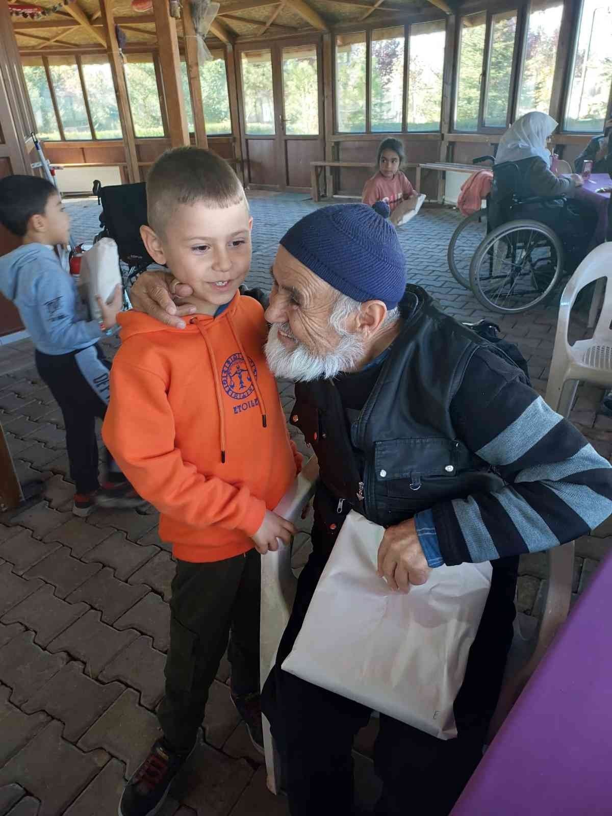 Çocuklar huzurevi sakinleri ile gönüllerince eğlendi