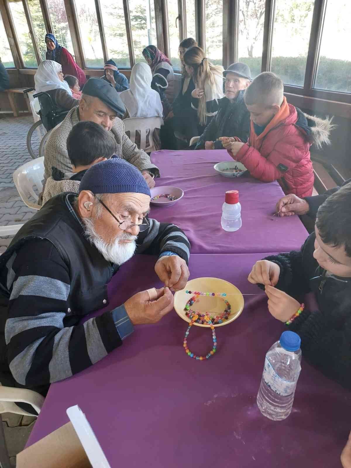 Çocuklar huzurevi sakinleri ile gönüllerince eğlendi