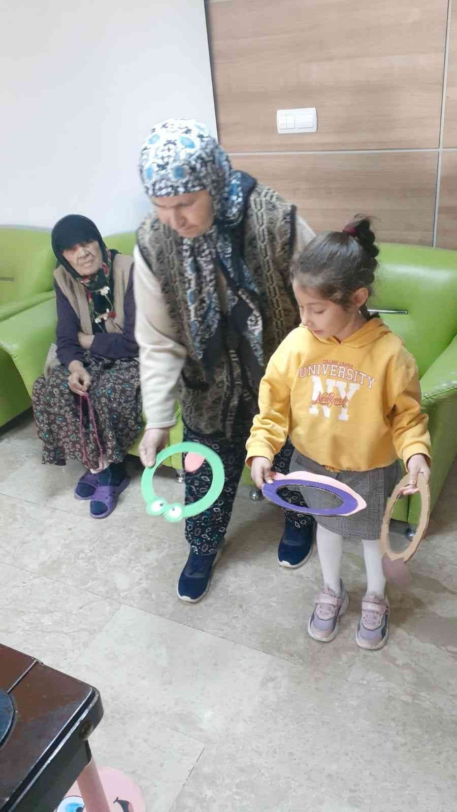Çocuklar huzurevi sakinleri ile gönüllerince eğlendi