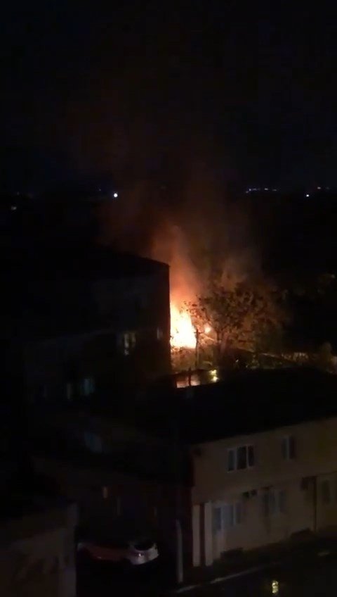 Bursa’da yangın evlere sıçramadan son anda söndürüldü