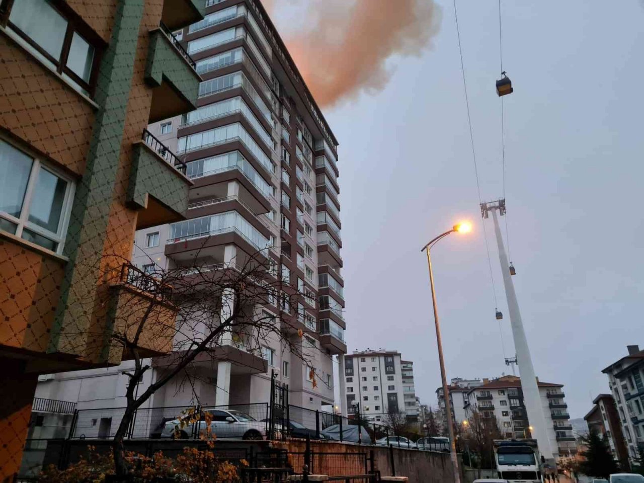 Başkentte 15 katlı bir binanın çatısında çıkan yangında 3 kişi dumandan etkilendi