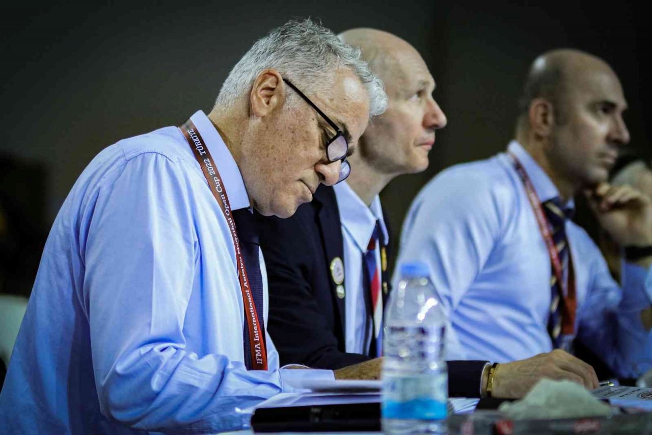 Ortopedi profesörü, karşı çıktığı spor dalına hakem oldu