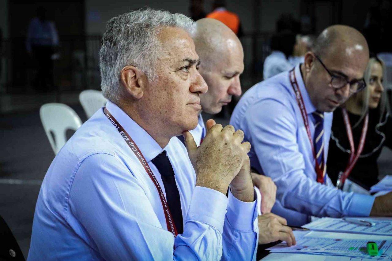 Ortopedi profesörü, karşı çıktığı spor dalına hakem oldu