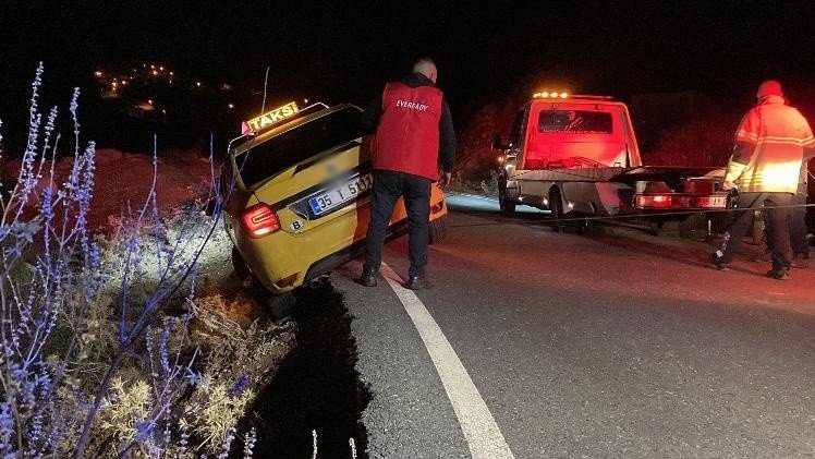 Araç bankette asılı kaldı, 3 kişilik aile itfaiye tarafından kurtarıldı