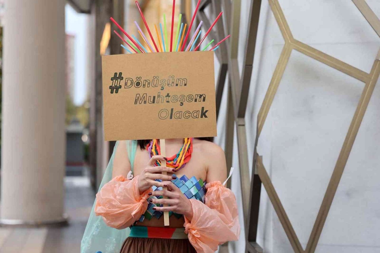 Ataşehir’de atıklardan giydirilmiş manken, atık azaltımına dikkat çekti