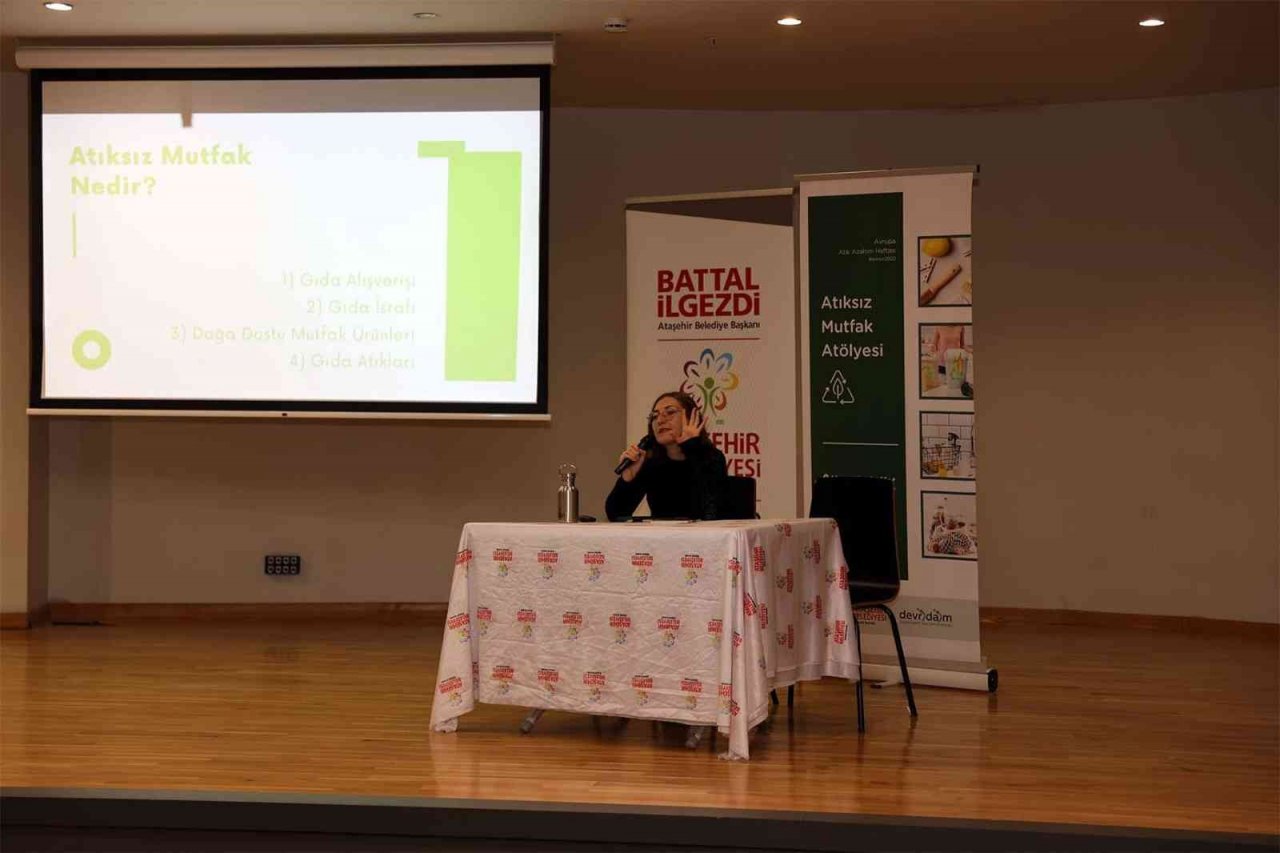 Ataşehir’de atıklardan giydirilmiş manken, atık azaltımına dikkat çekti