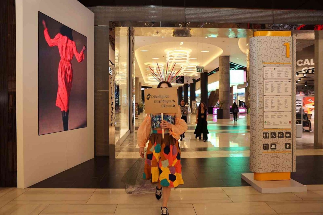 Ataşehir’de atıklardan giydirilmiş manken, atık azaltımına dikkat çekti