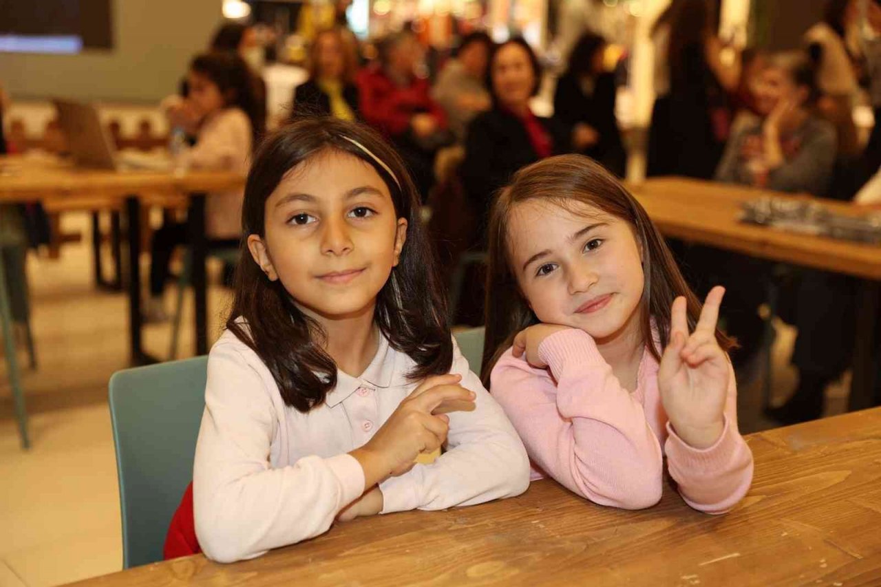 Ataşehir’de atıklardan giydirilmiş manken, atık azaltımına dikkat çekti