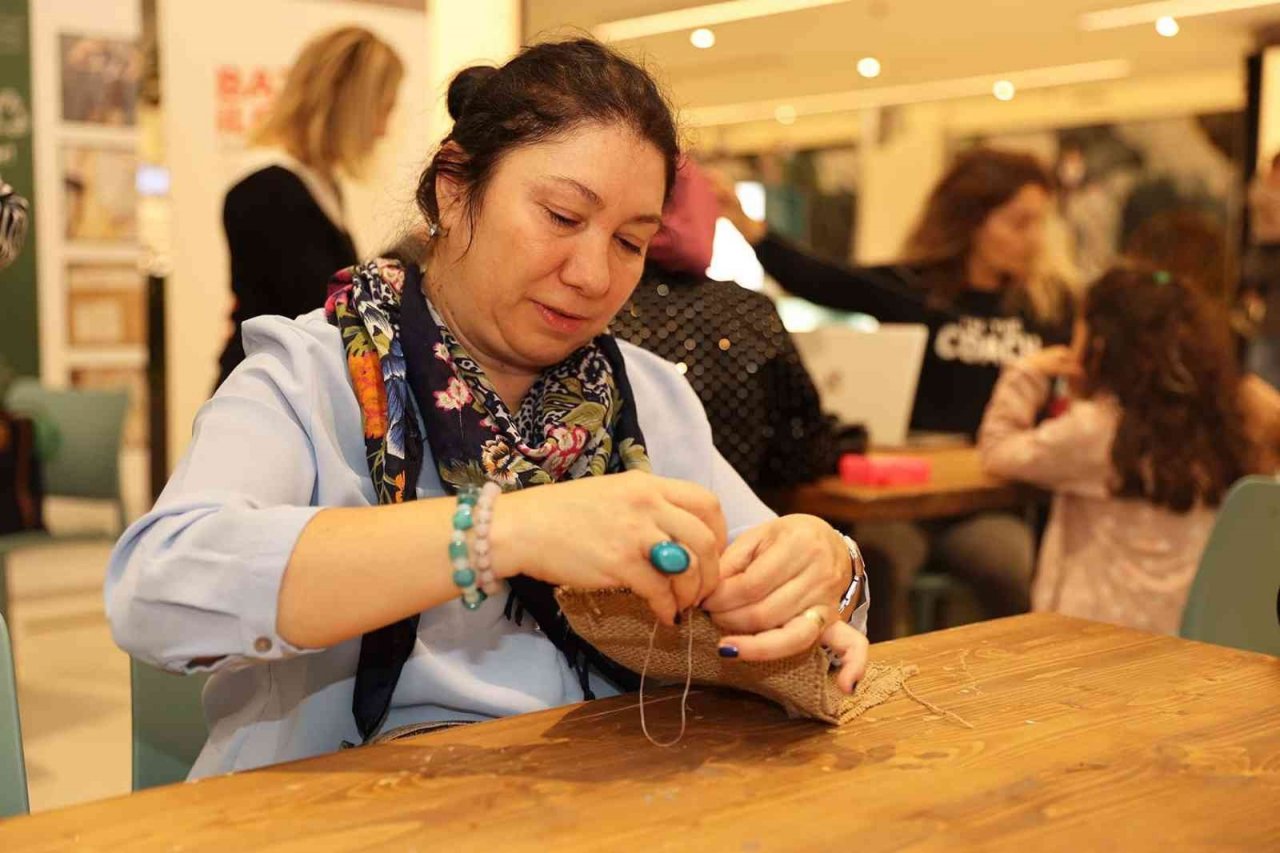 Ataşehir’de atıklardan giydirilmiş manken, atık azaltımına dikkat çekti