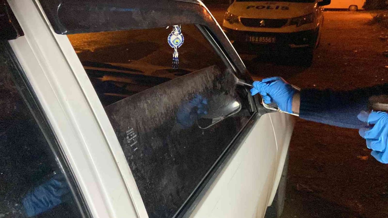 İnşaattan demir çalan hırsızlar aracı bırakıp kaçtı