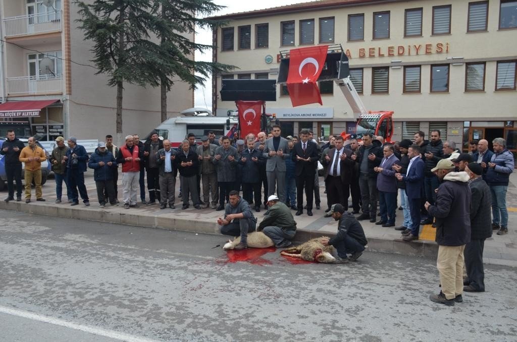 Beylikovay’a iki adet iş makinesi hibe edildi