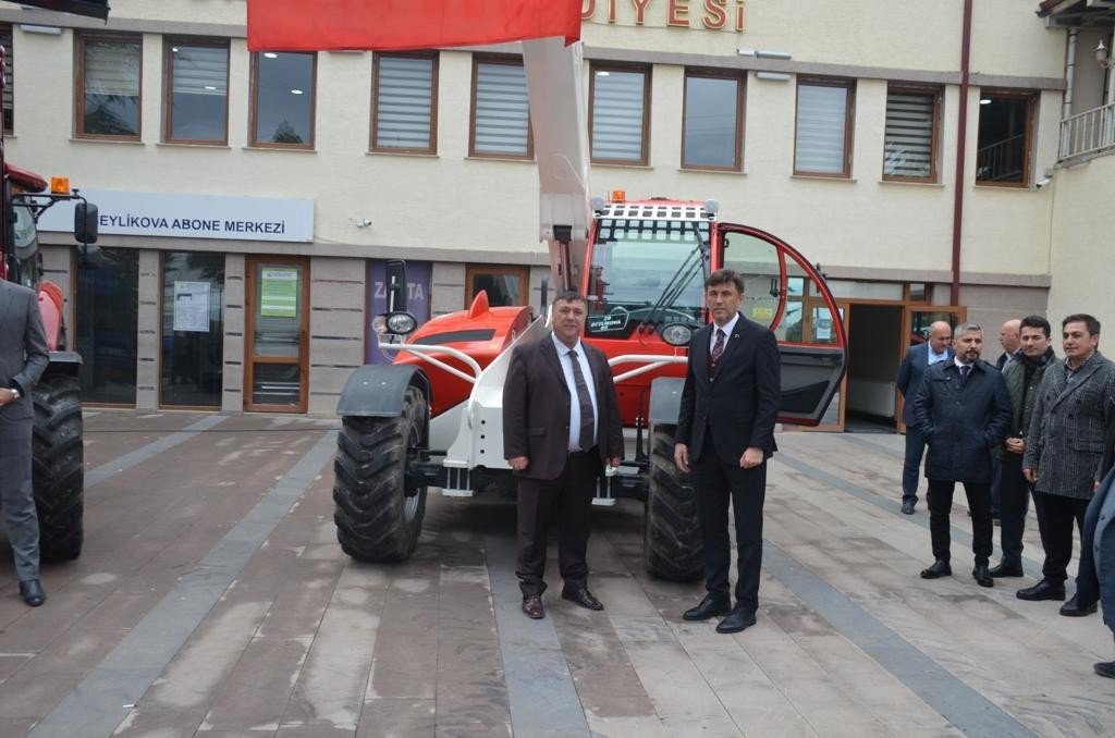 Beylikovay’a iki adet iş makinesi hibe edildi