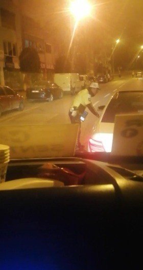 Polise kapıyı açmayan sürücü kontrol noktasından kaçtı