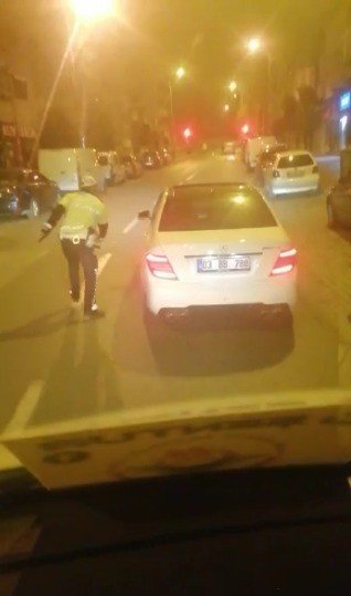 Polise kapıyı açmayan sürücü kontrol noktasından kaçtı