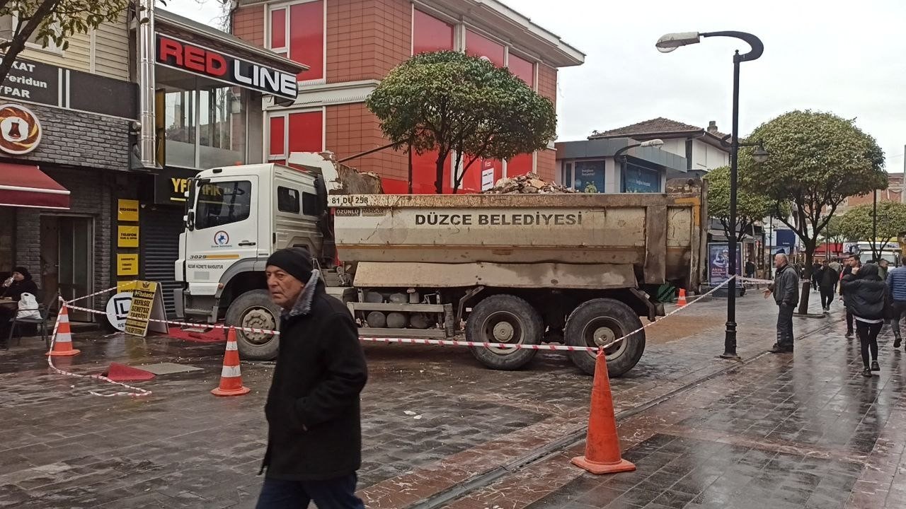 Depremde yıkılan eğlence merkezinin enkazı kaldırılıyor