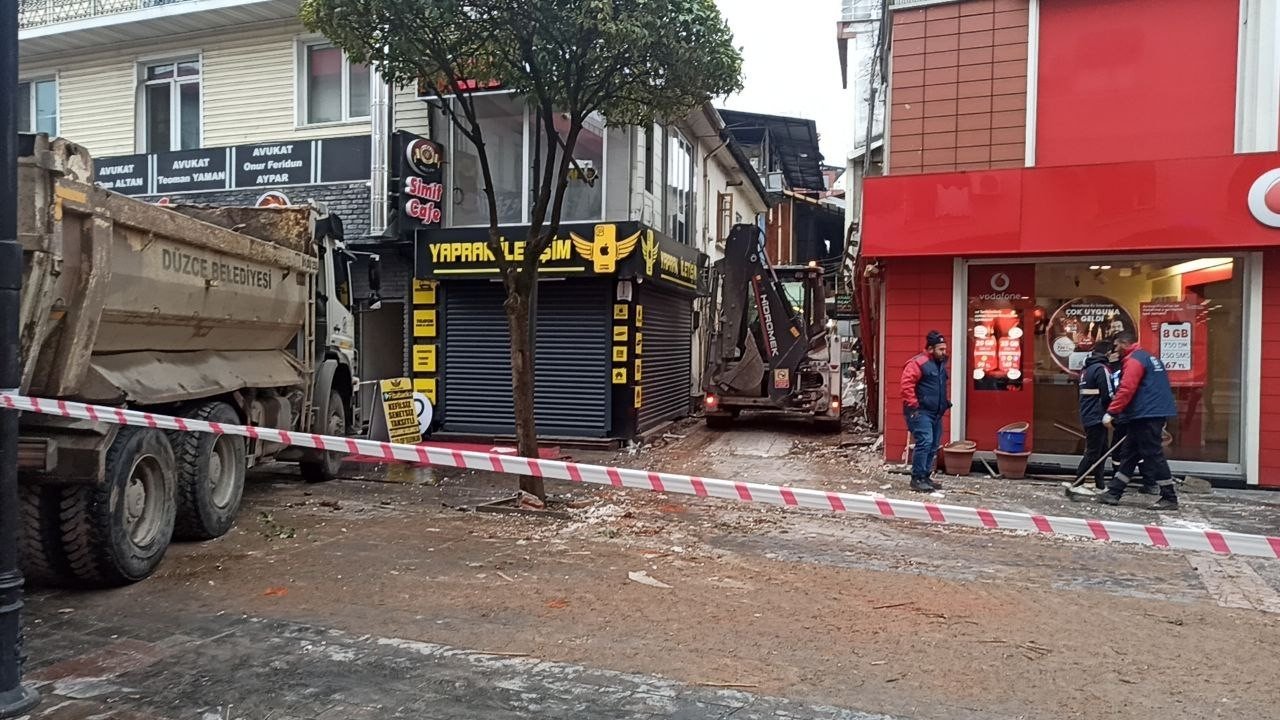 Depremde yıkılan eğlence merkezinin enkazı kaldırılıyor
