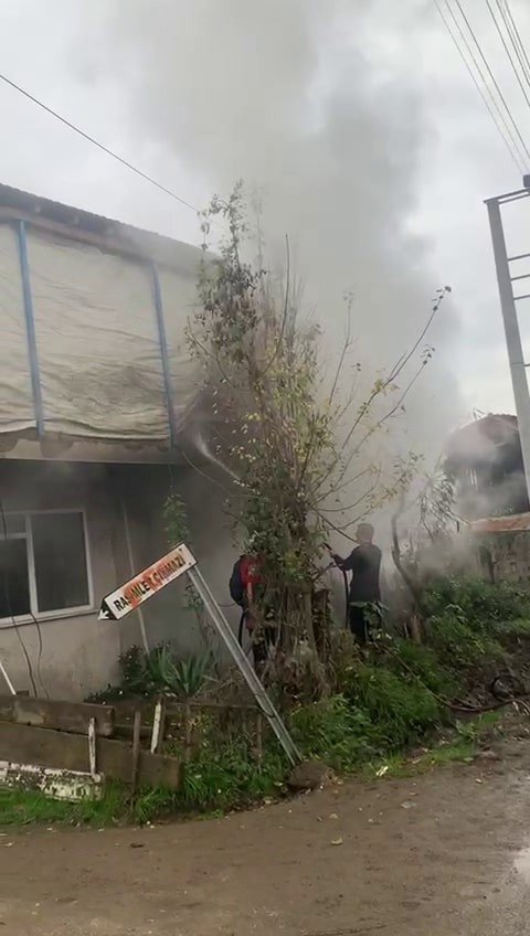 İki katlı evde çıkan yangında 3 kişi dumandan etkilendi