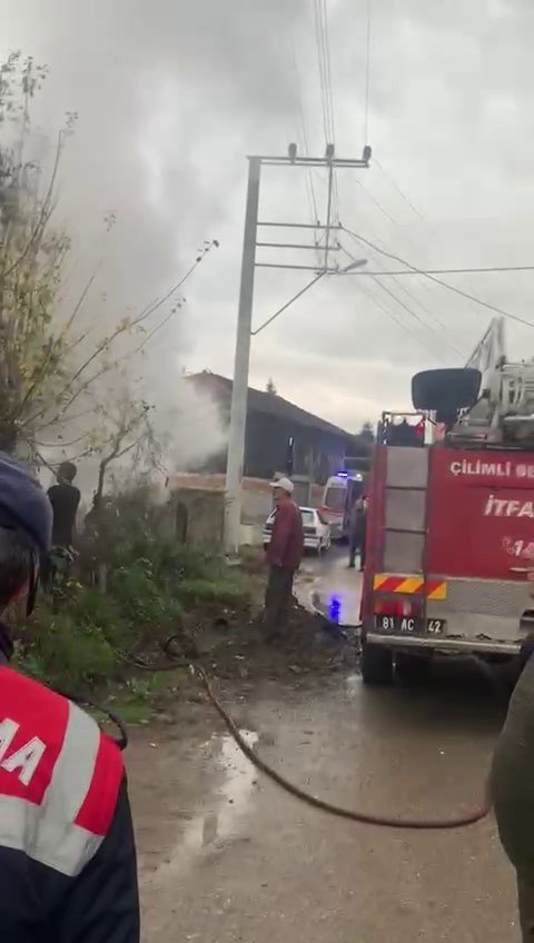 İki katlı evde çıkan yangında 3 kişi dumandan etkilendi