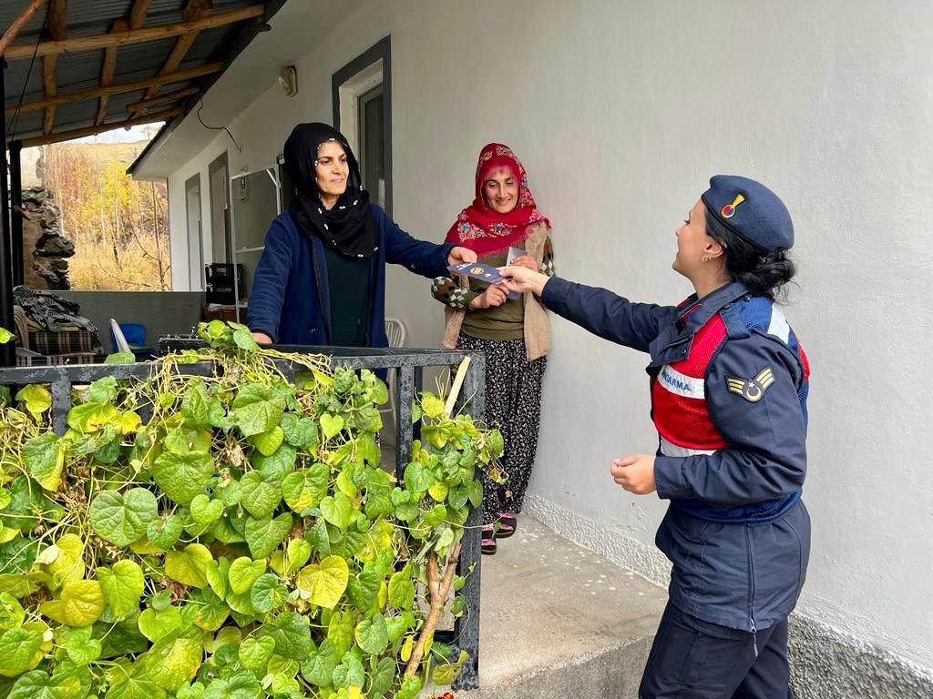 25 Kasım Kadına Yönelik Şiddetle Mücadele Gününde jandarma vatandaşları bilgilendirdi