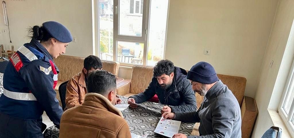 25 Kasım Kadına Yönelik Şiddetle Mücadele Gününde jandarma vatandaşları bilgilendirdi