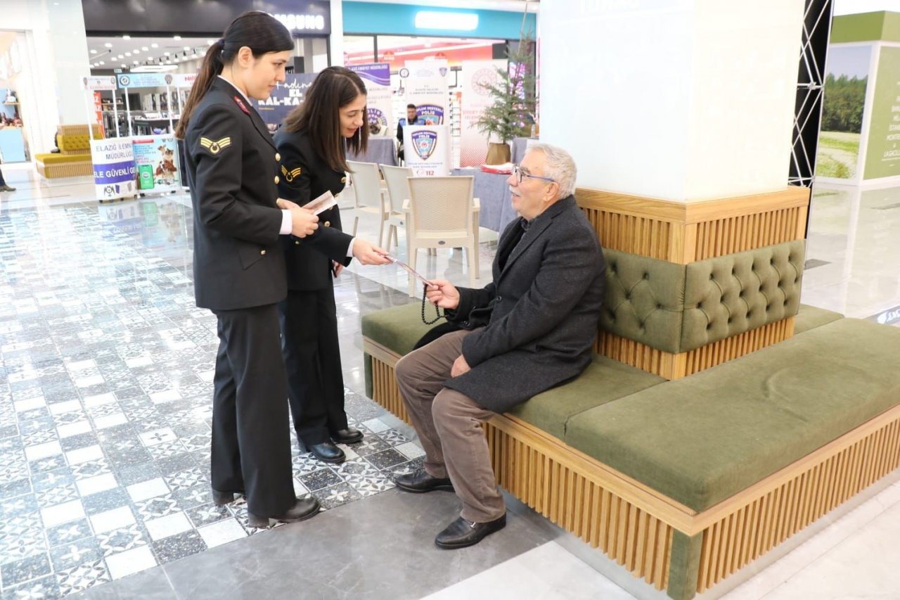 25 Kasım Kadına Yönelik Şiddetle Mücadele Gününde jandarma vatandaşları bilgilendirdi