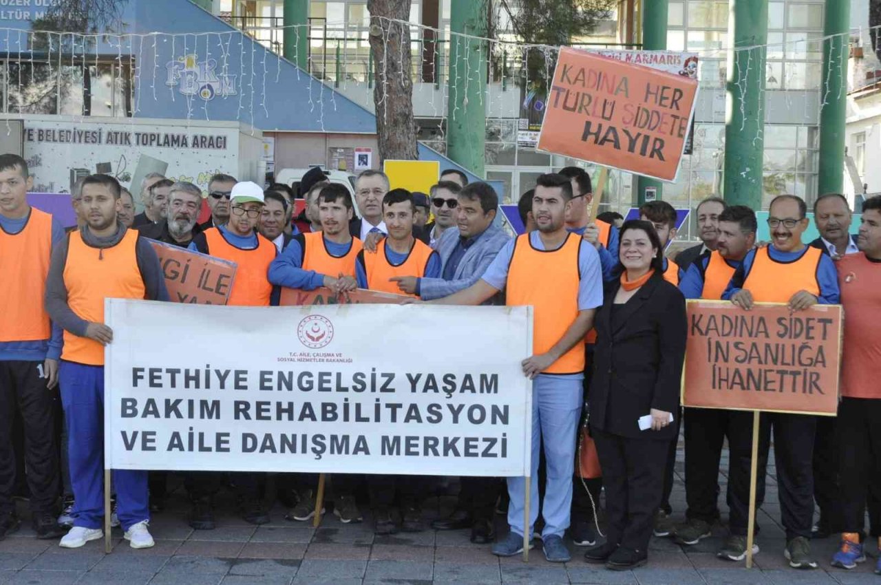 Erkekler, Fethiye’de kadına şiddete karşı yürüdü