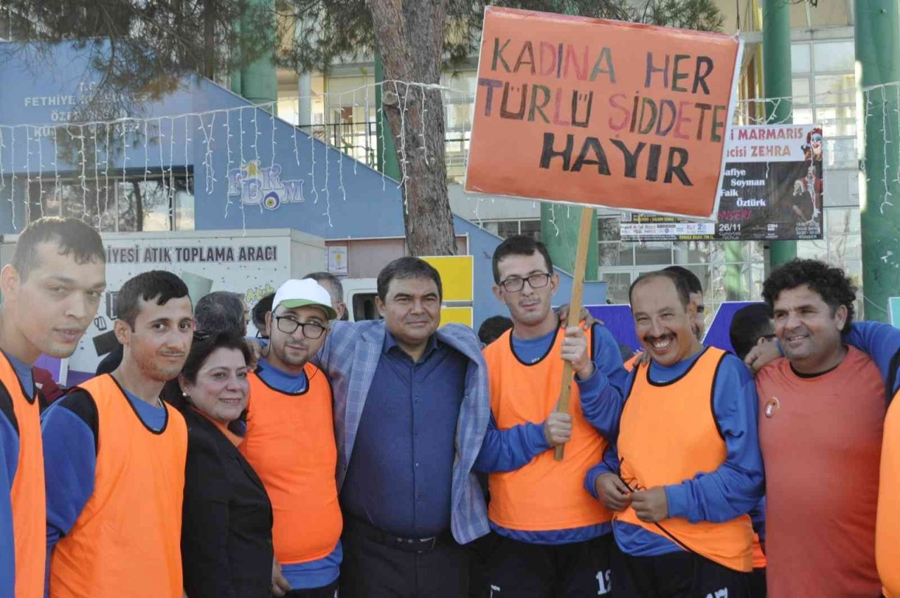 Erkekler, Fethiye’de kadına şiddete karşı yürüdü